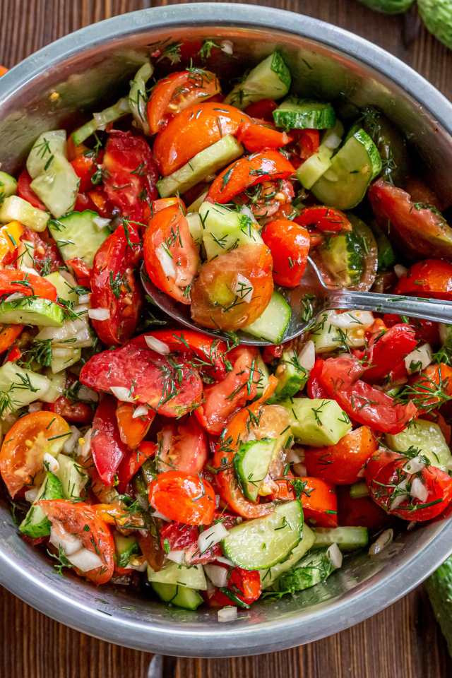 Весенний салат с помидорами и огурцами 