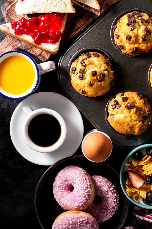 Сладкая выпечка на столе с кофе и соком