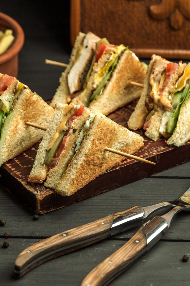 Вкусные сэндвичи с хрустящим хлебом