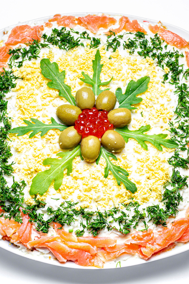 Вкусный салат с красной рыбой на белом фоне