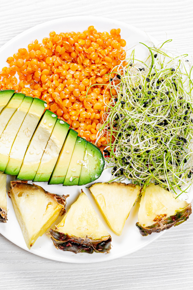 Вкусный завтрак для вегетарианца на белой тарелке