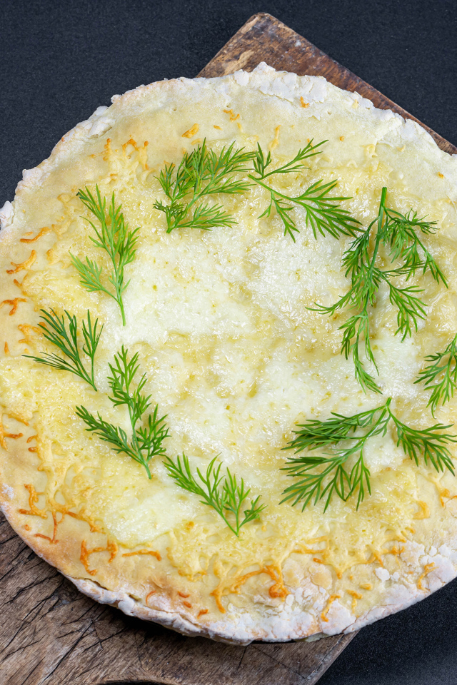 Тонкие блинчики с укропом на доске 