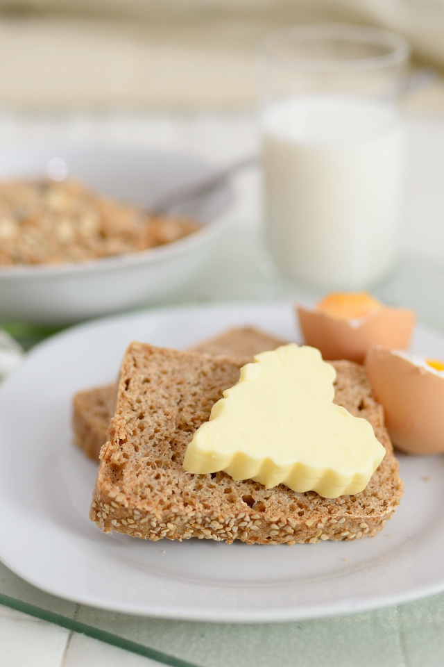 Тосты с сыром и вареными яйцами на тарелке 