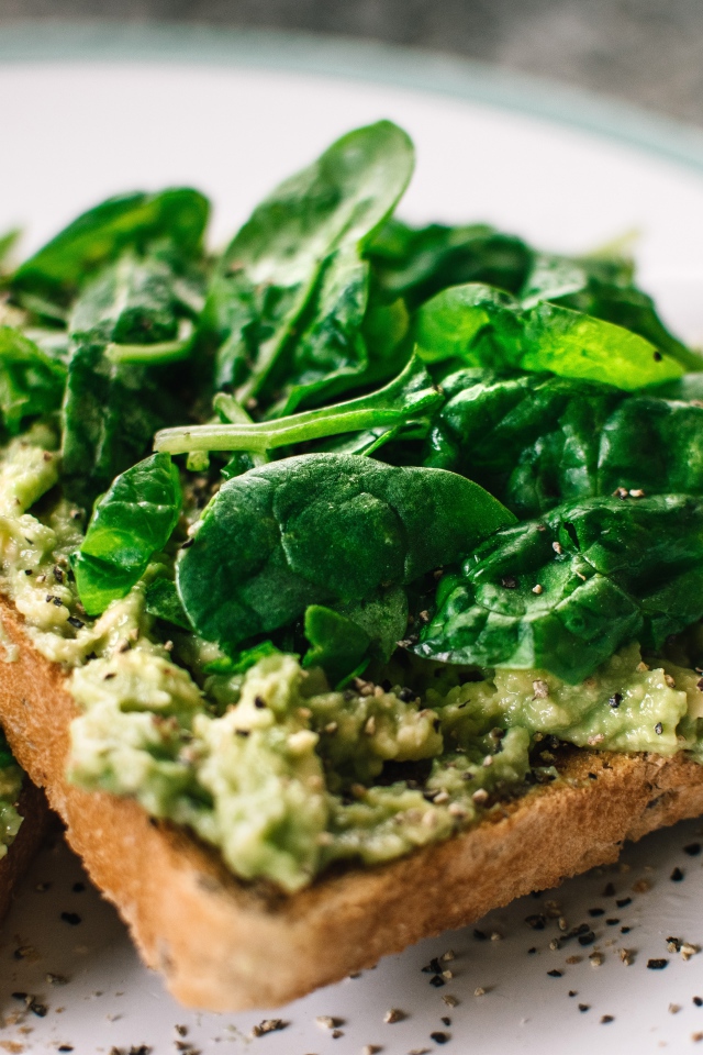 Тосты с соусом песто и листьями базилика 