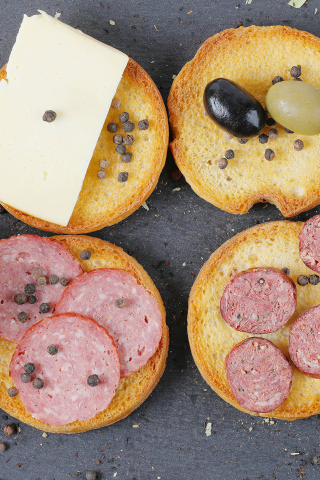 Тосты с колбасой, оливками и сыром