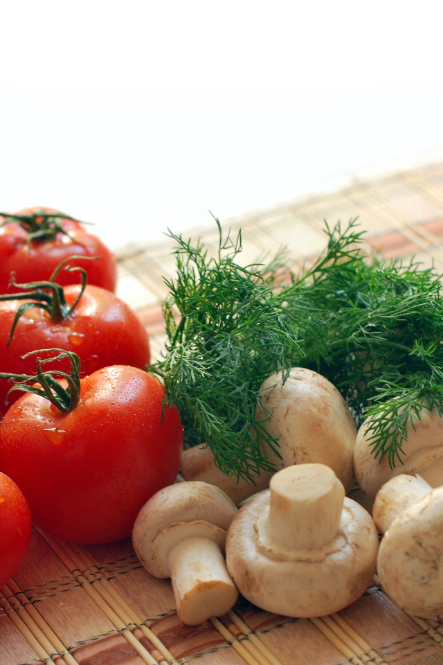 Помидоры на столе с укропом и шампиньонами