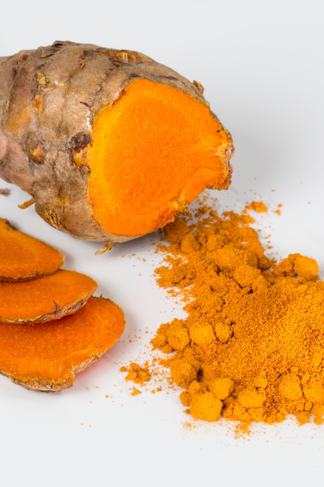 Корень куркумы на сером фоне