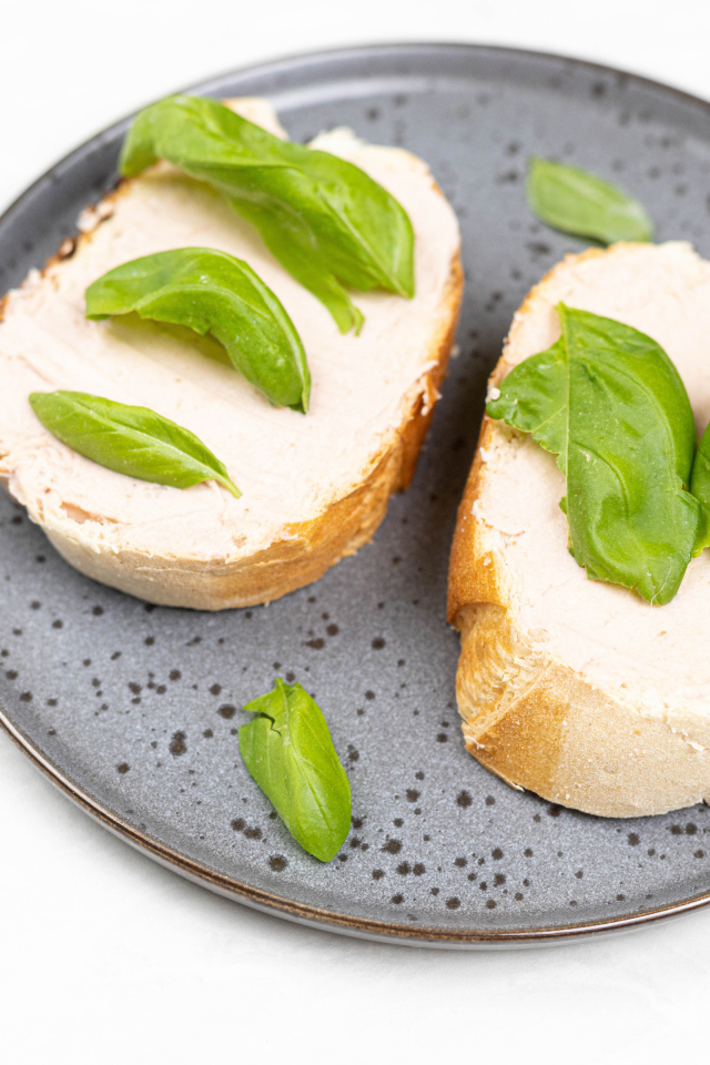 Два бутерброда с листьями базилика 