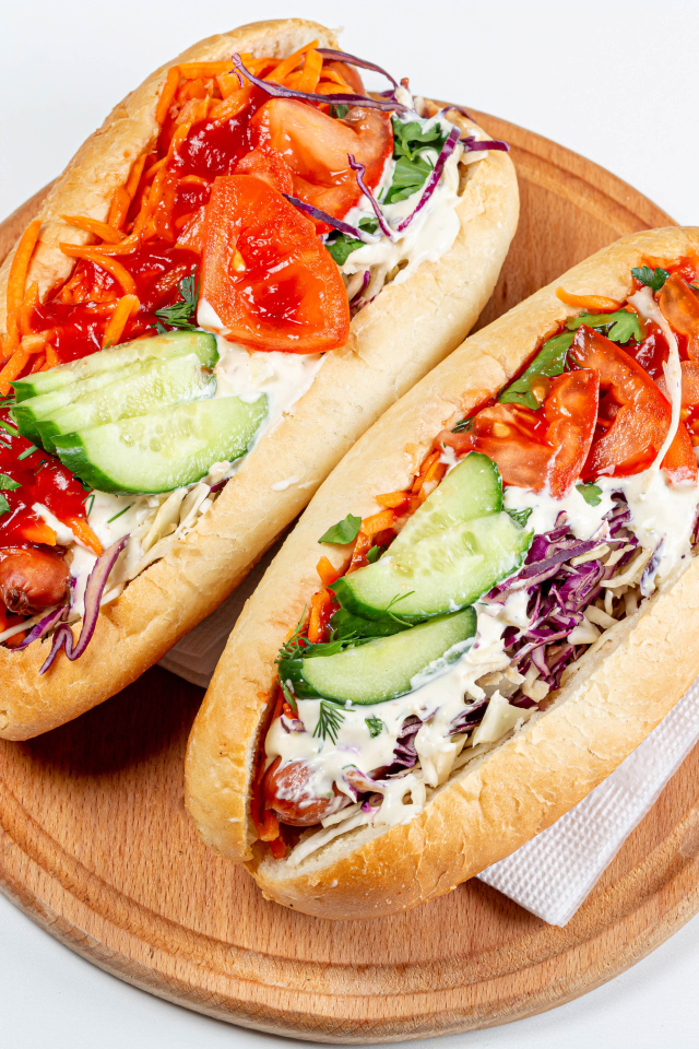 Два вегетарианских хот дога  на белом фоне 