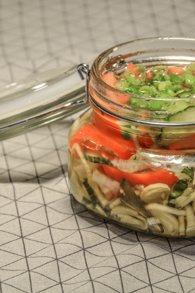 Салат из овощей в стеклянной банке 