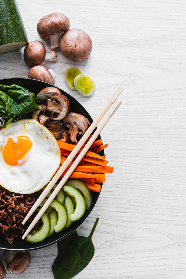 Овощи с яичницей на столе 