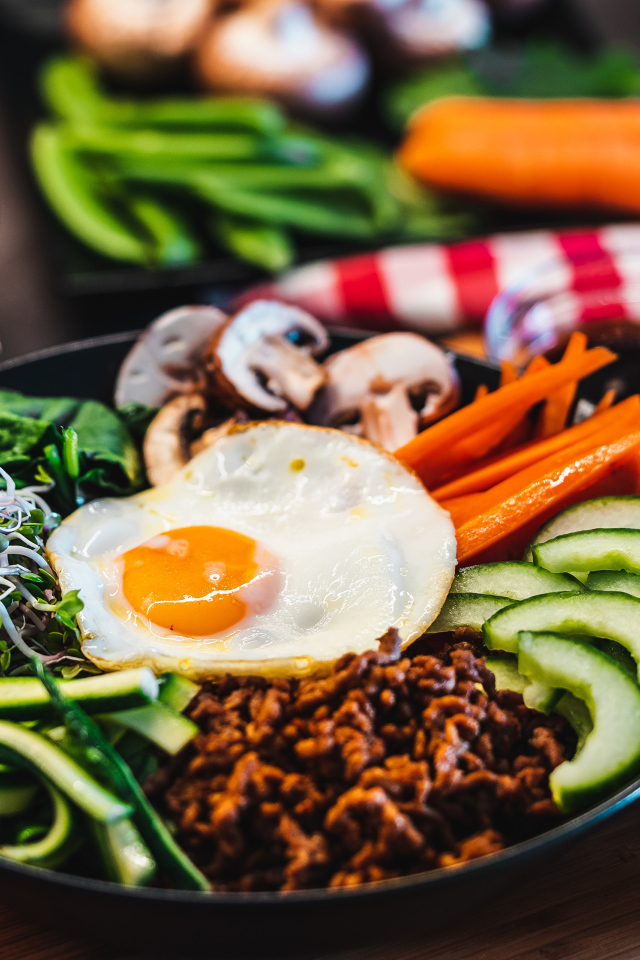 Вегетарианский завтрак на столе с овощами