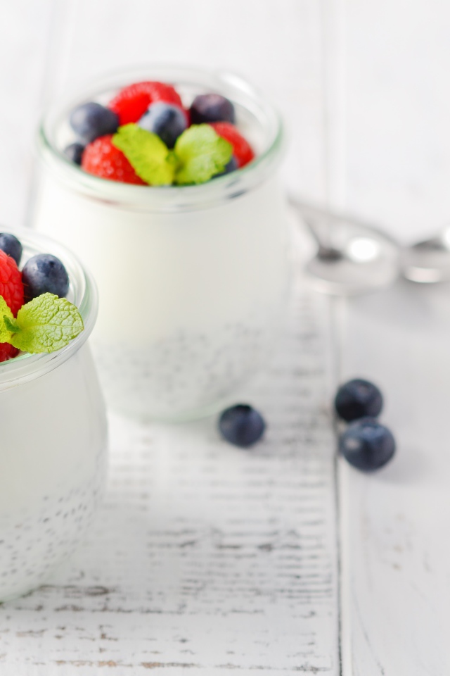 Йогурт в баночке с семенами годжи и ягодами черники и малины