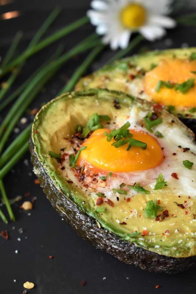 Запеченное авокадо с яичницей на сковороде 