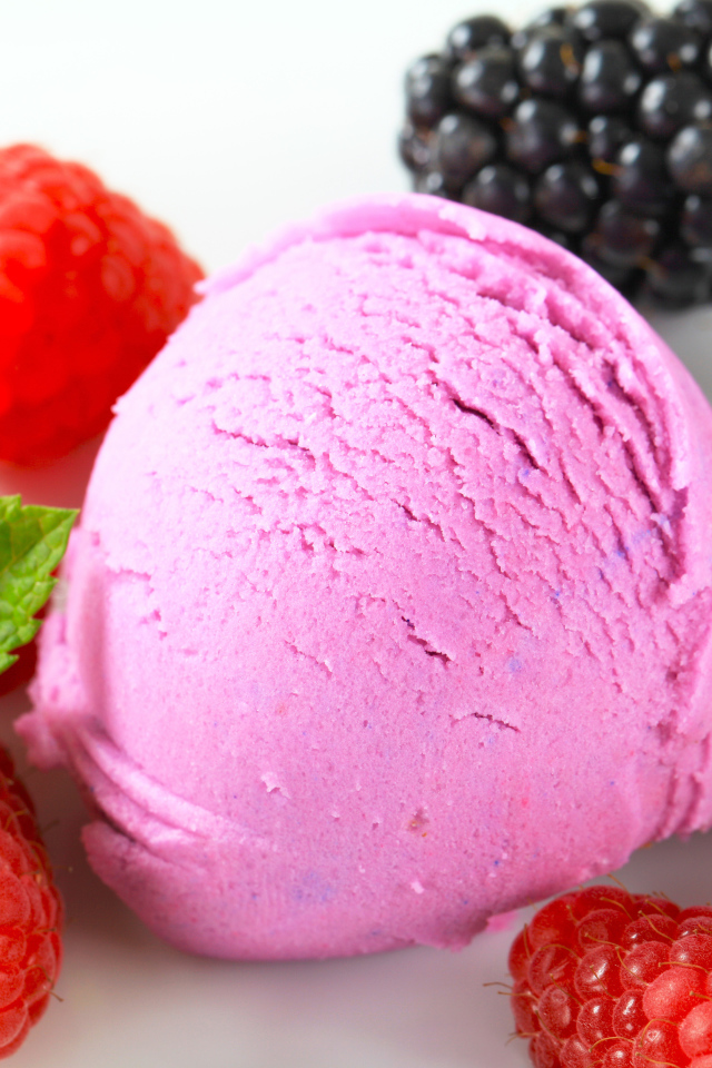 Шарик мороженого с ягодами малины, черники и ежевики 