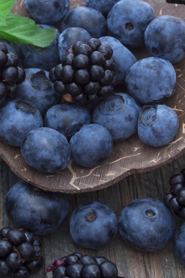 Ягоды черники и ежевики на столе 