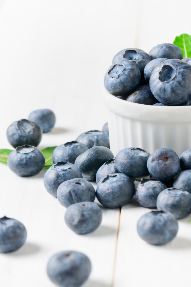 Ягоды черники на белом столе 