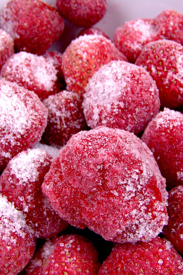 Миска с замороженной клубникой  