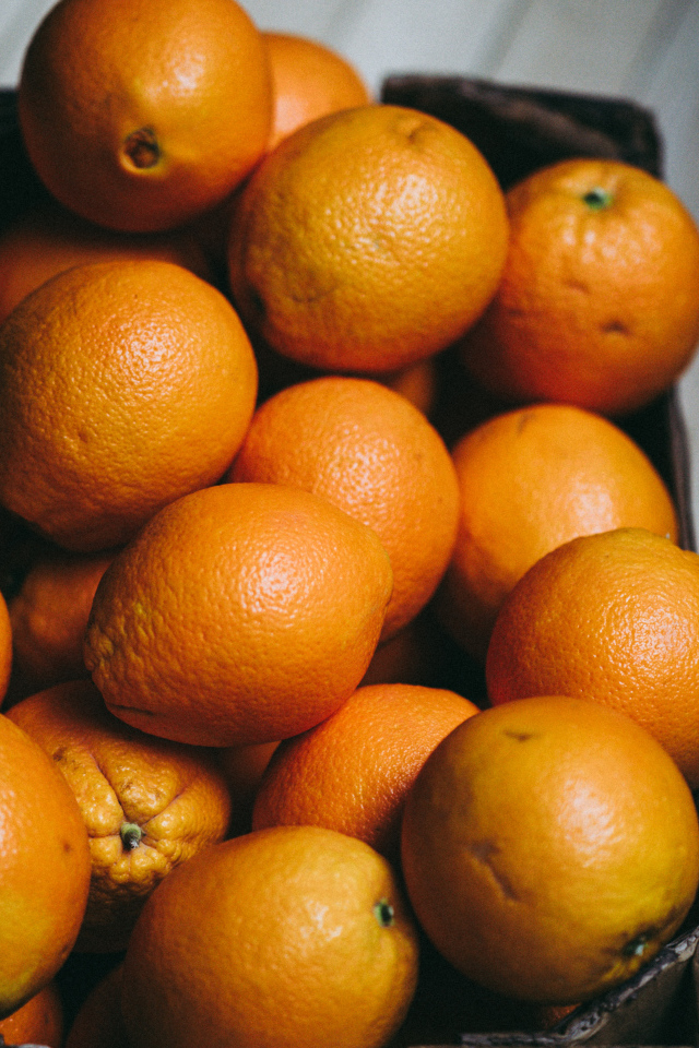 Ящик оранжевых спелых апельсинов 