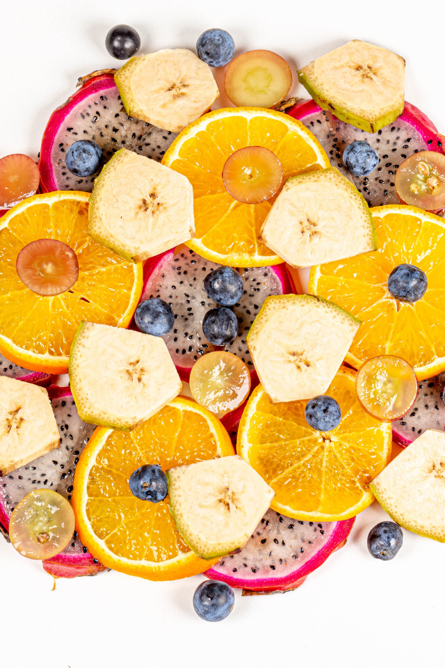 Цитрусовые фрукты с ягодами на белом фоне