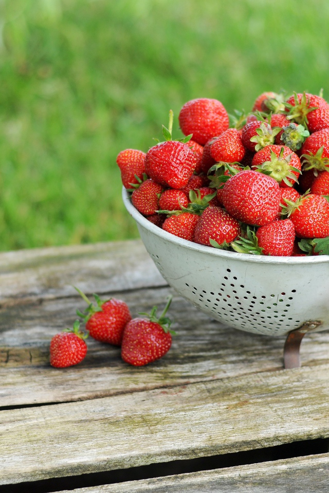 Дуршлаг с помытой красной клубникой 