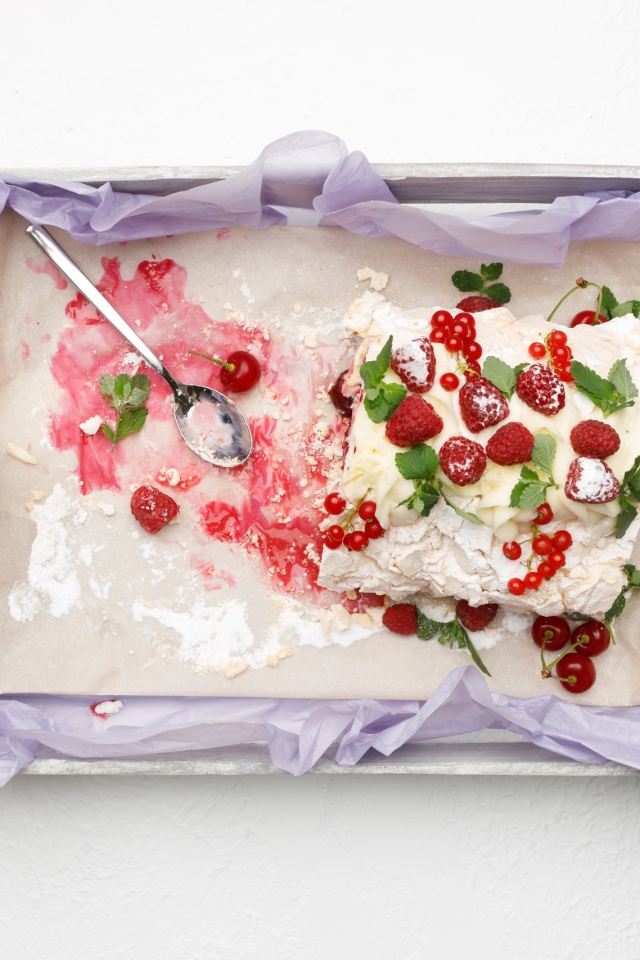 Творожная запеканка с ягодами на столе