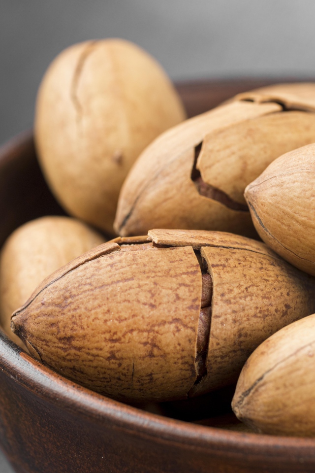 Треснувшие орехи пекан