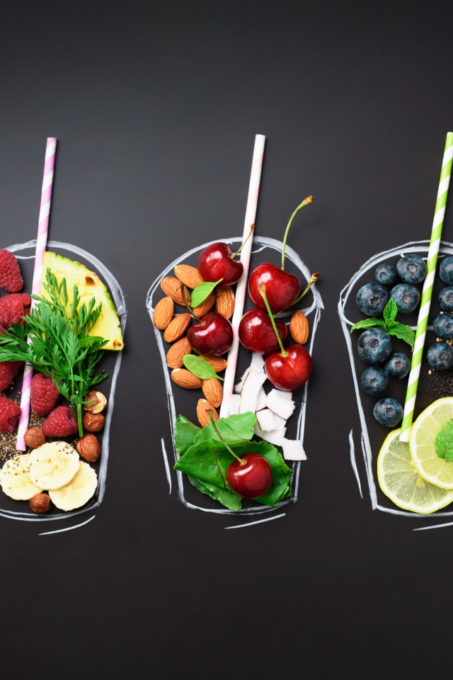 Нарисованные стаканы с ягодами на сером фоне