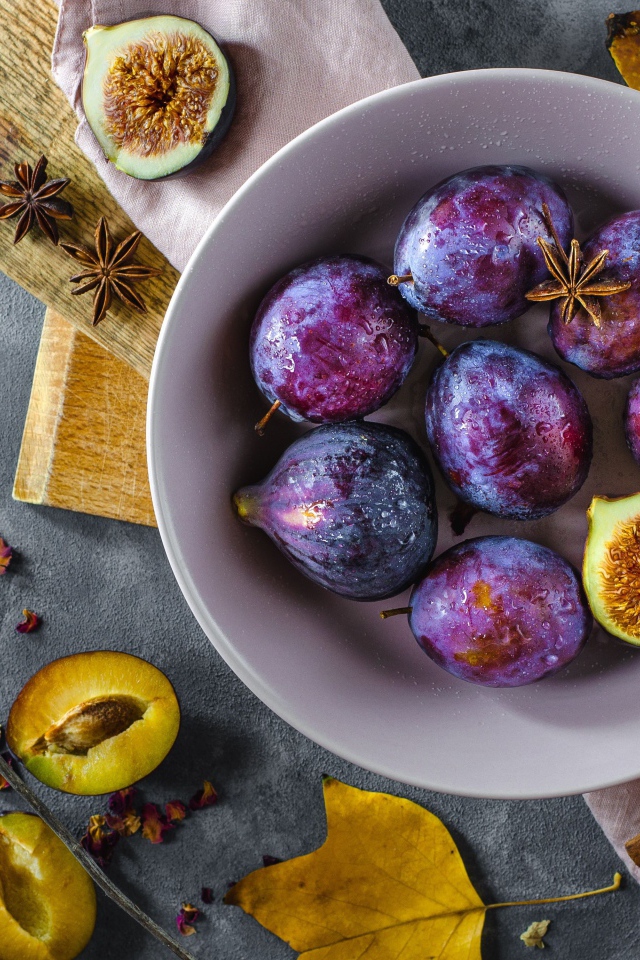 Инжир в миске с синими сливами