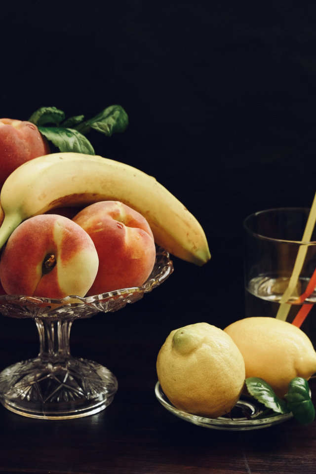 Свежие фрукты на столе с напитком