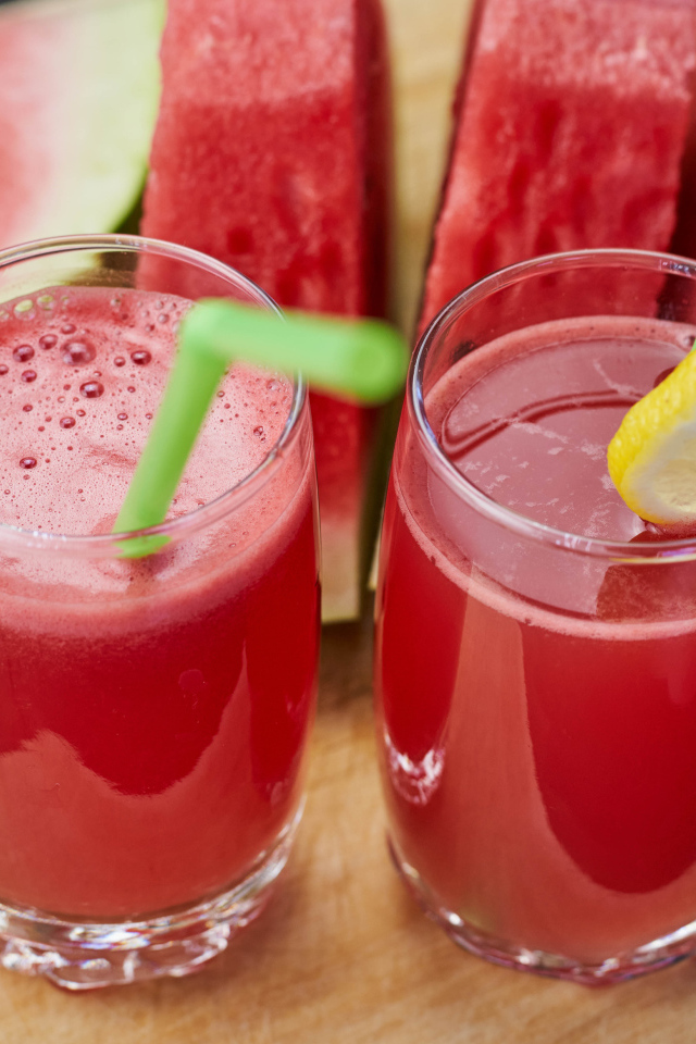 Свежий арбузный сок в стаканах на столе