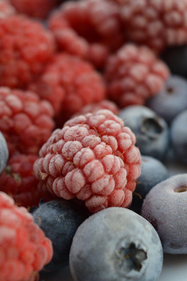 Замороженные ягоды черники и малины на столе