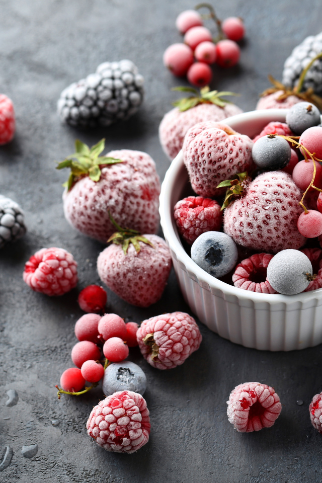 Замороженные ягоды малины, черники, клубники и смородины 