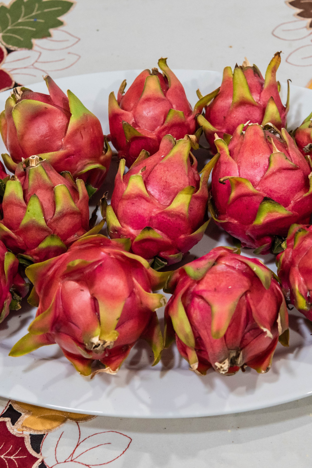 Фрукты питая на белой тарелке на столе