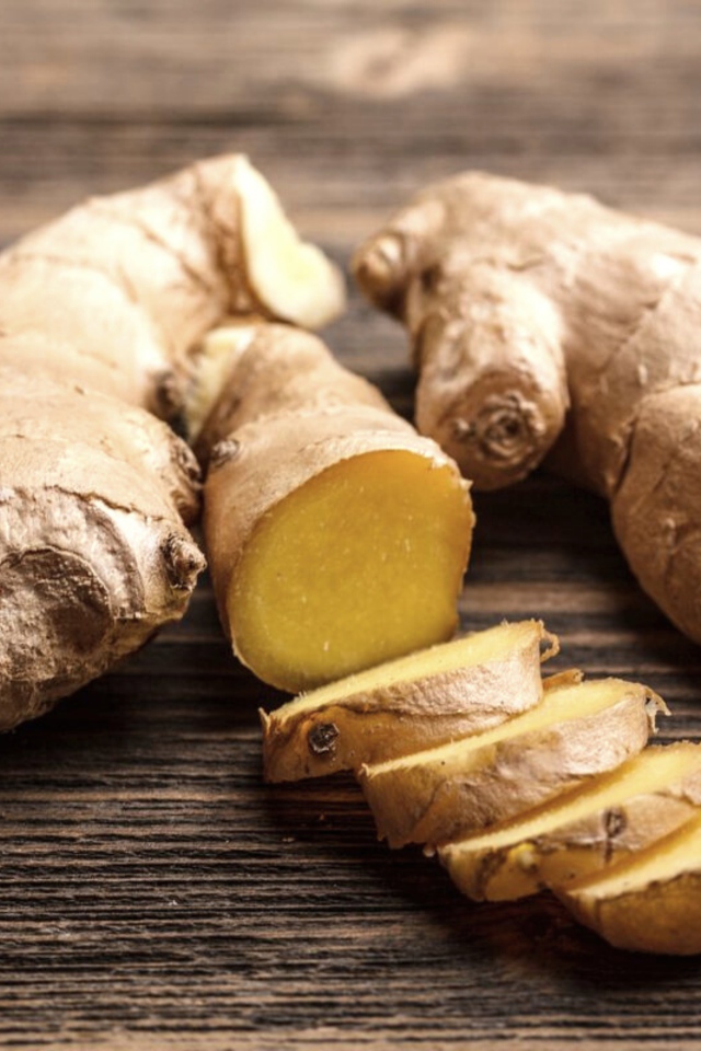 Корни имбиря на деревянном столе 