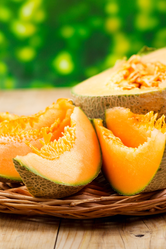 Сочная желтая дыня на столе 