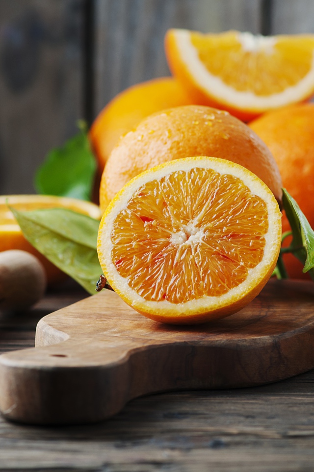 Большие спелые апельсины на доске 