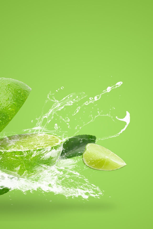 Лайм в брызгах воды на зеленом фоне
