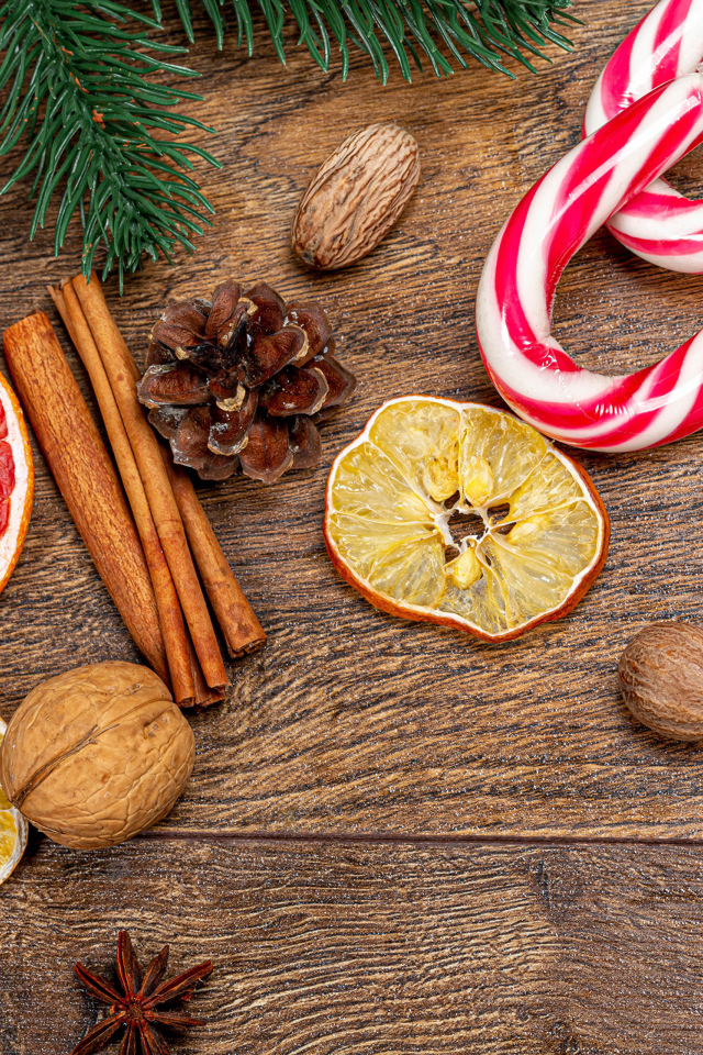 Леденцы на столе с орехами, корицей и апельсинами