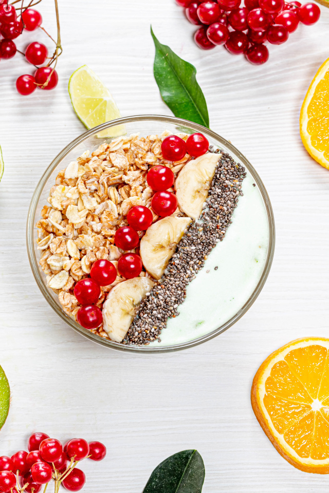 Мюсли на столе с калиной и цитрусовыми фруктами