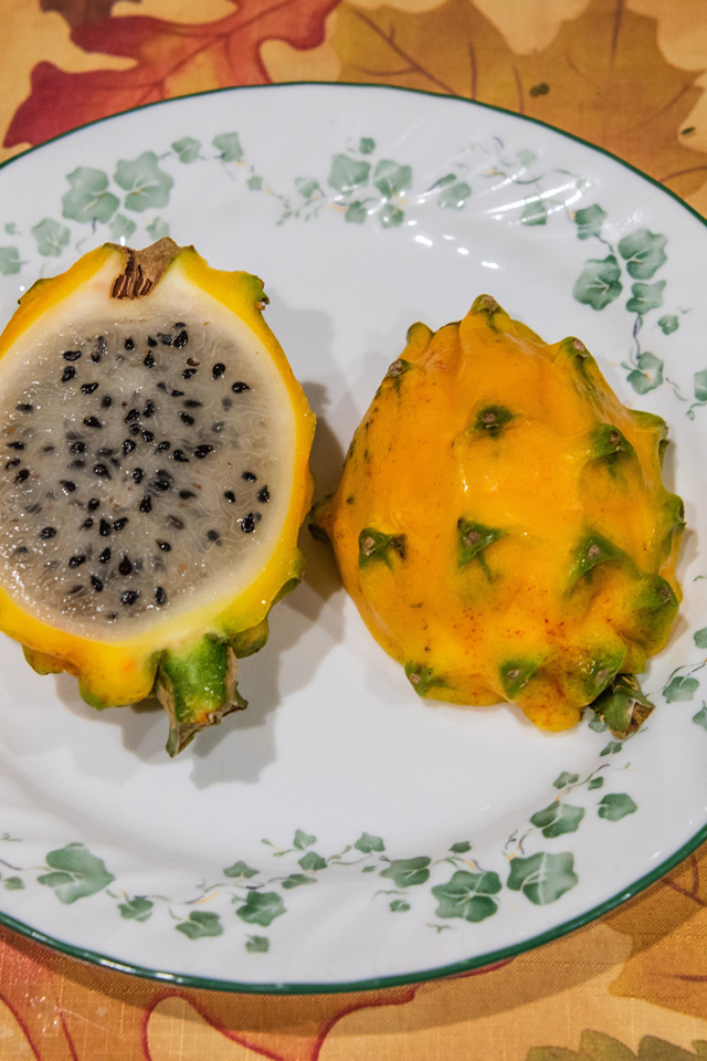 Фрукт петайя на тарелке на столе