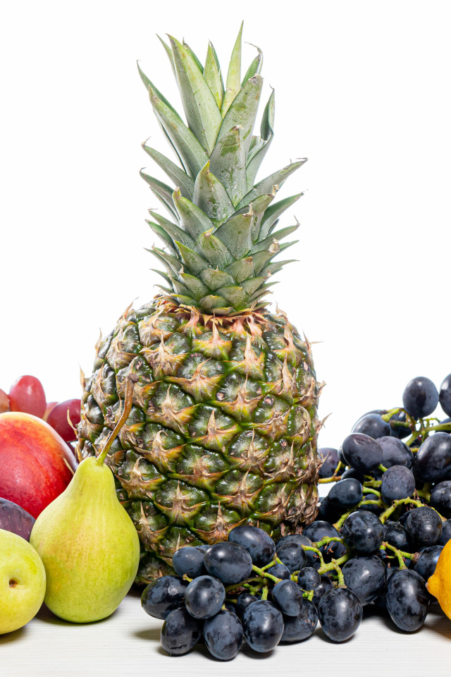 Ананас, виноград, инжир, лимон, нектарин и груши на белом фоне