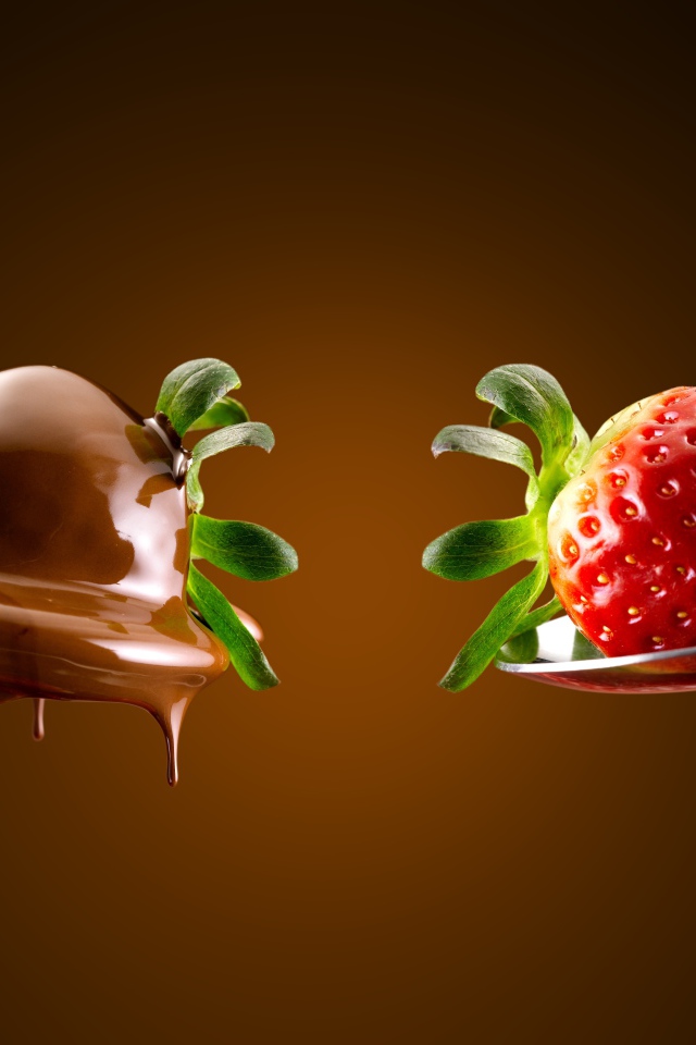 Красная клубника и в шоколаде на ложках 