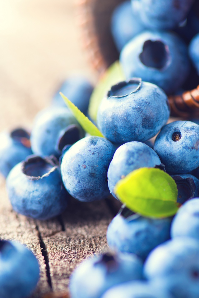 Спелые сочные ягоды черники на столе 