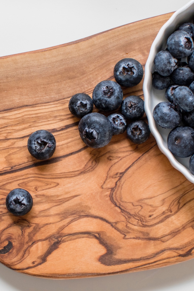 Спелые крупные ягоды черники на доске