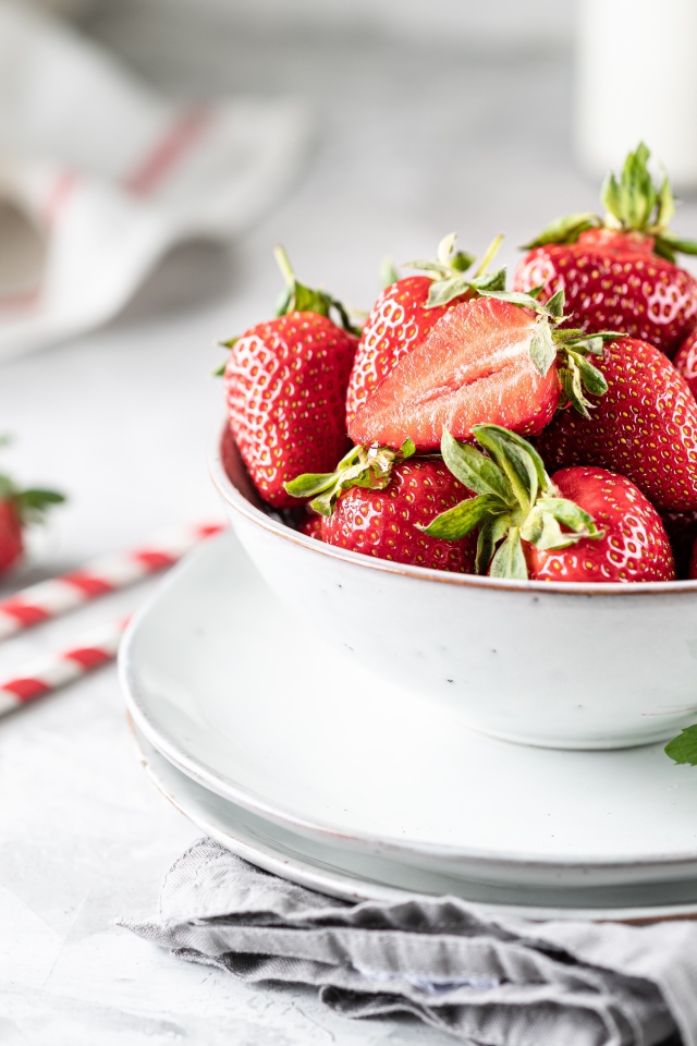 Спелая клубника в тарелке с листьями мяты