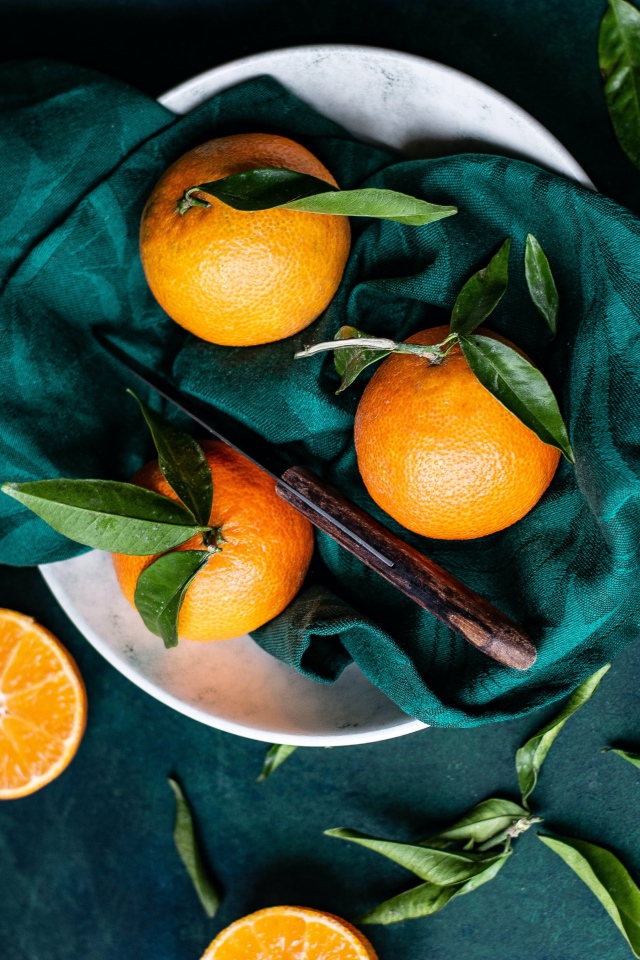 Спелые мандарины на столе в платком 