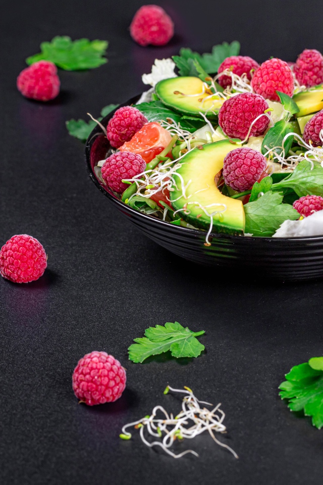 Салат из зелени, проросших зерен, малины и авокадо 