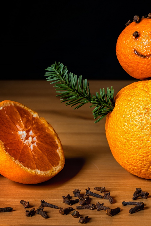 Снеговик из мандаринов и корицы на столе 