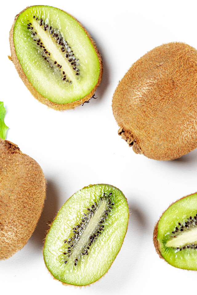 Вкусное киви на белом фоне